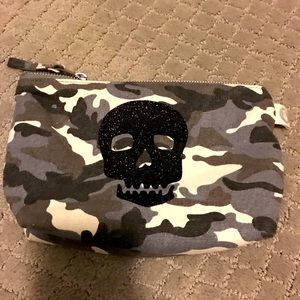Camo skull clutch - new